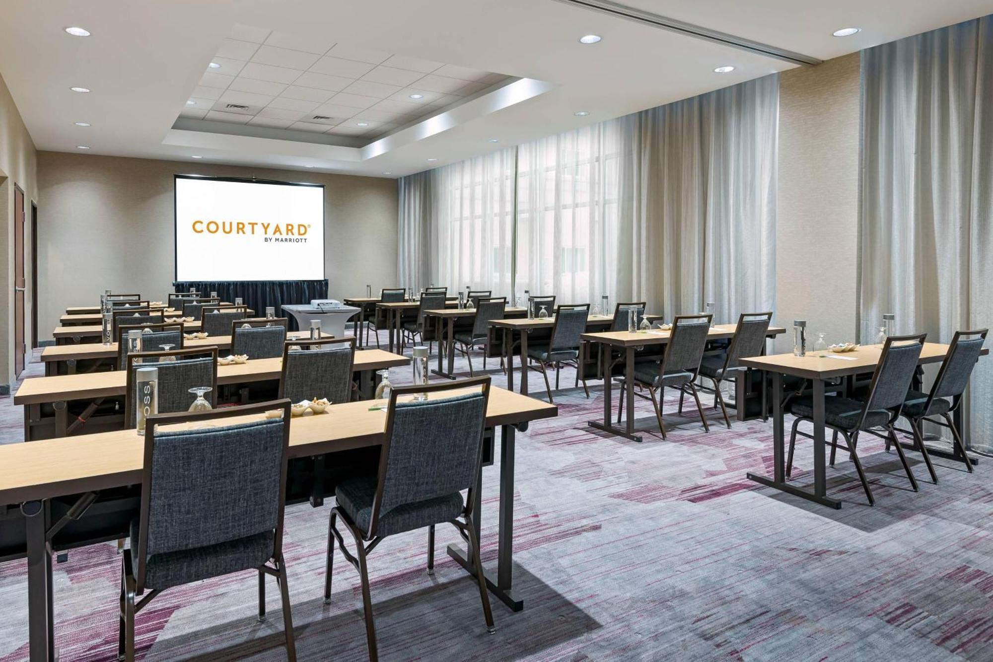 Courtyard Fort Wayne Downtown At Grand Wayne Convention Center Esterno foto