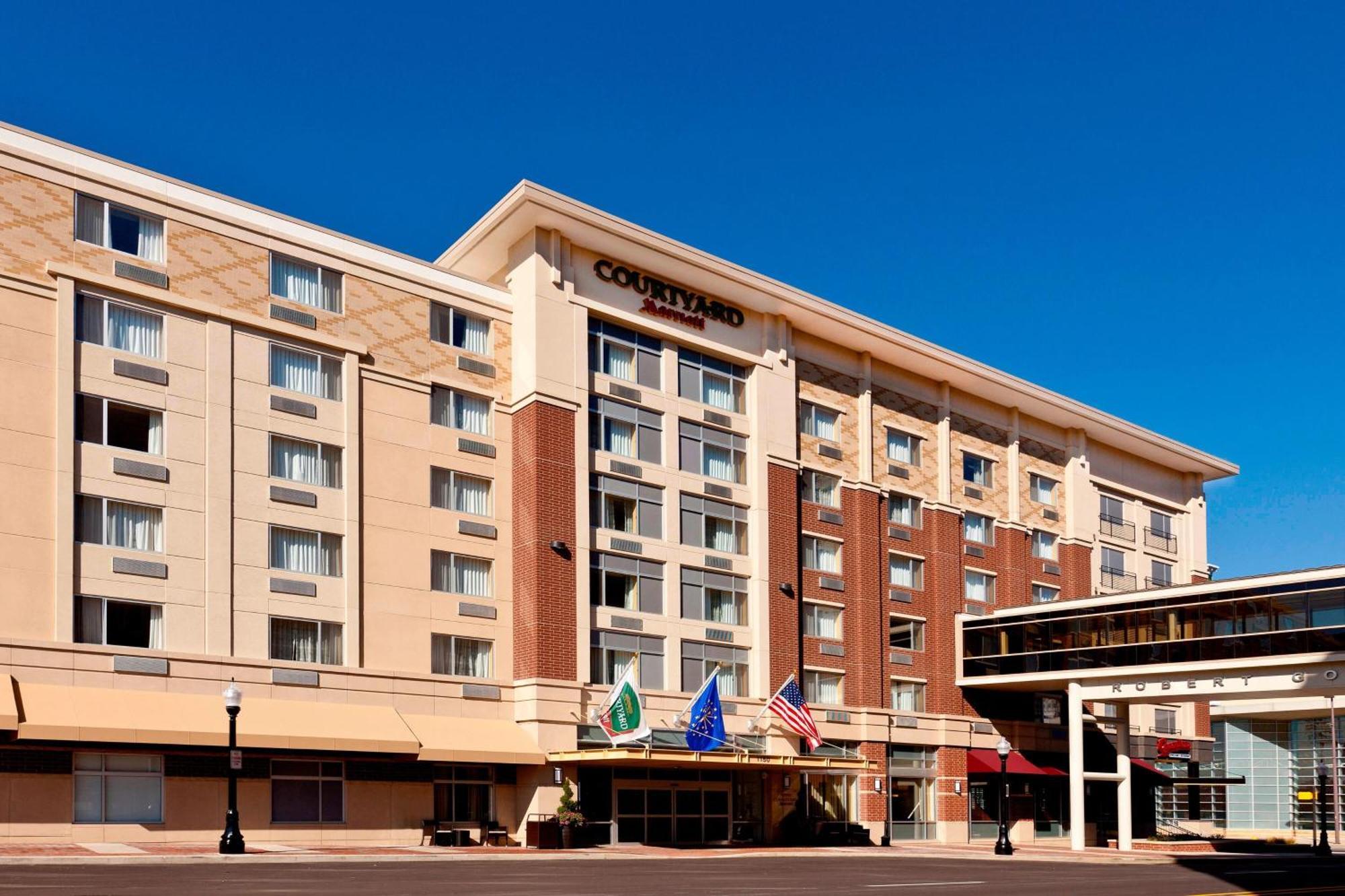 Courtyard Fort Wayne Downtown At Grand Wayne Convention Center Esterno foto