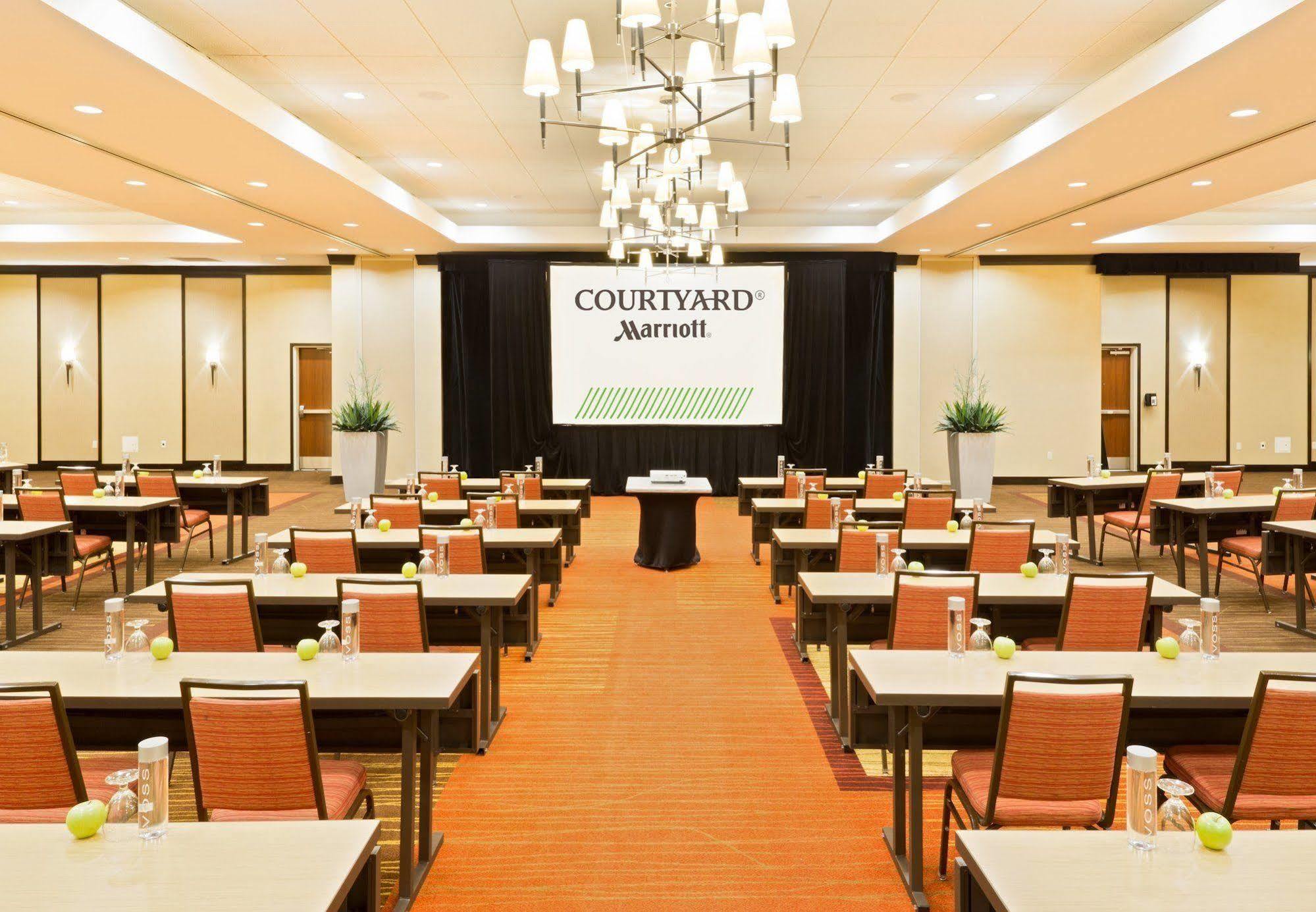 Courtyard Fort Wayne Downtown At Grand Wayne Convention Center Esterno foto