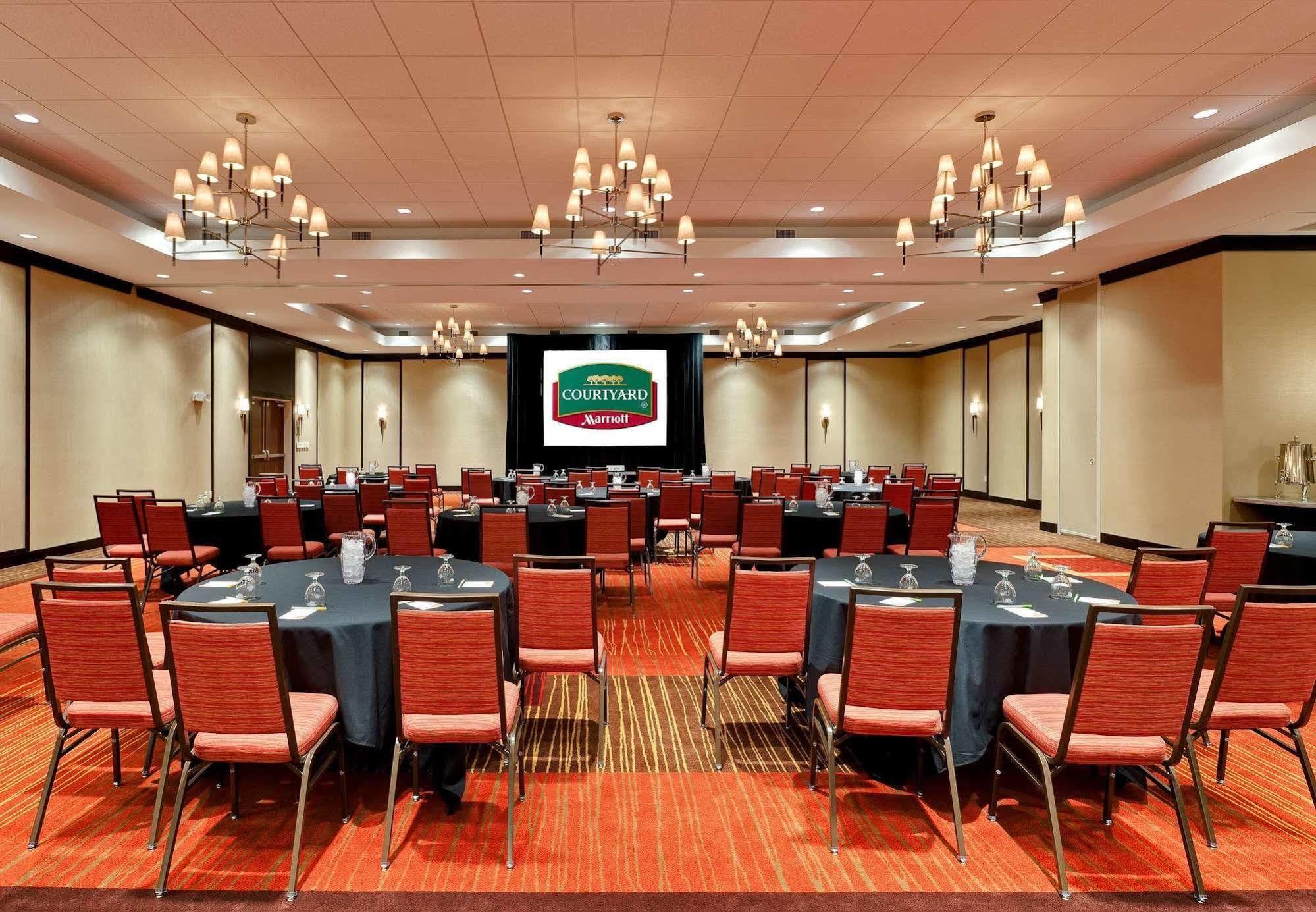 Courtyard Fort Wayne Downtown At Grand Wayne Convention Center Esterno foto