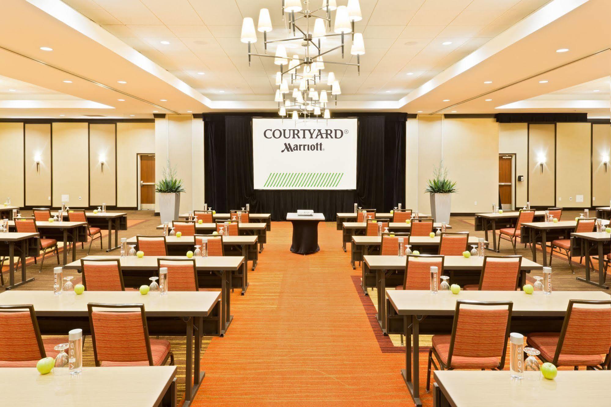 Courtyard Fort Wayne Downtown At Grand Wayne Convention Center Esterno foto