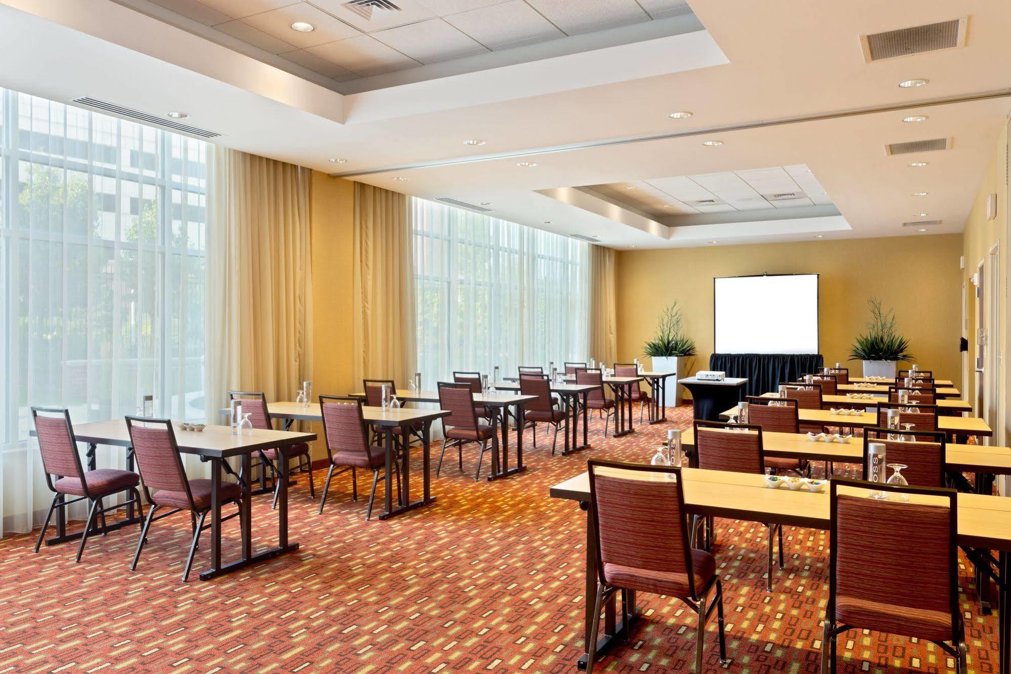Courtyard Fort Wayne Downtown At Grand Wayne Convention Center Esterno foto